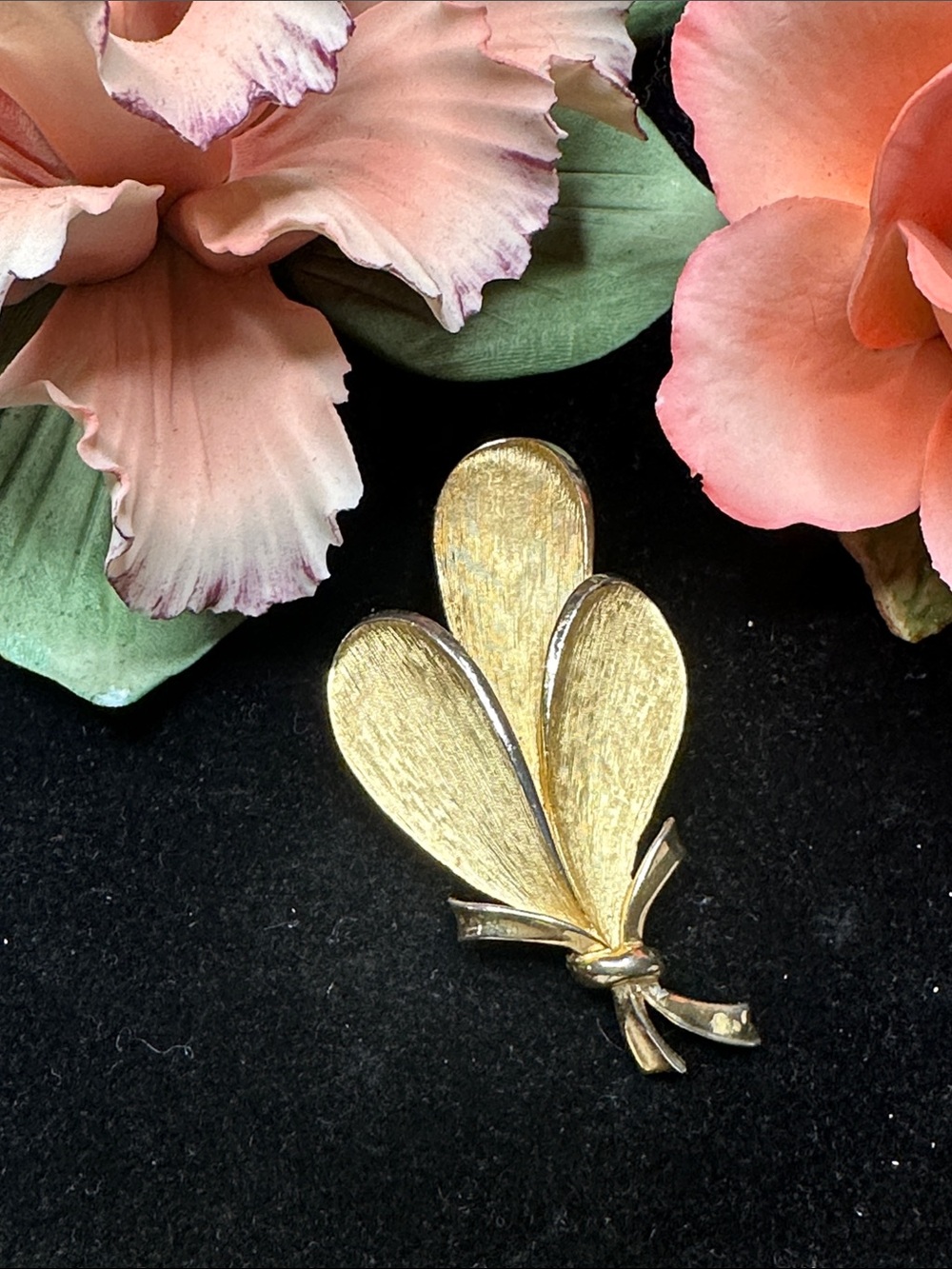 TRIFARI - Gold-Tone Leaf Bouquet Brooch - Elegant Women’s Accessory